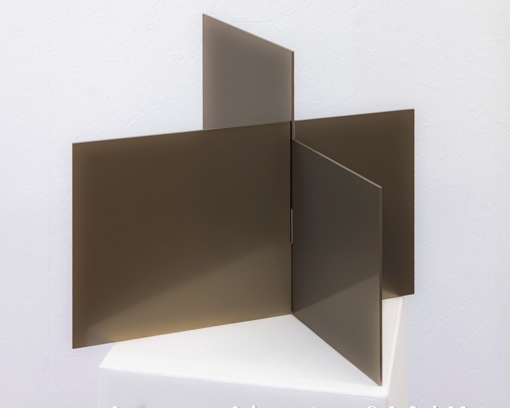 Geometric bronze plates in intersection