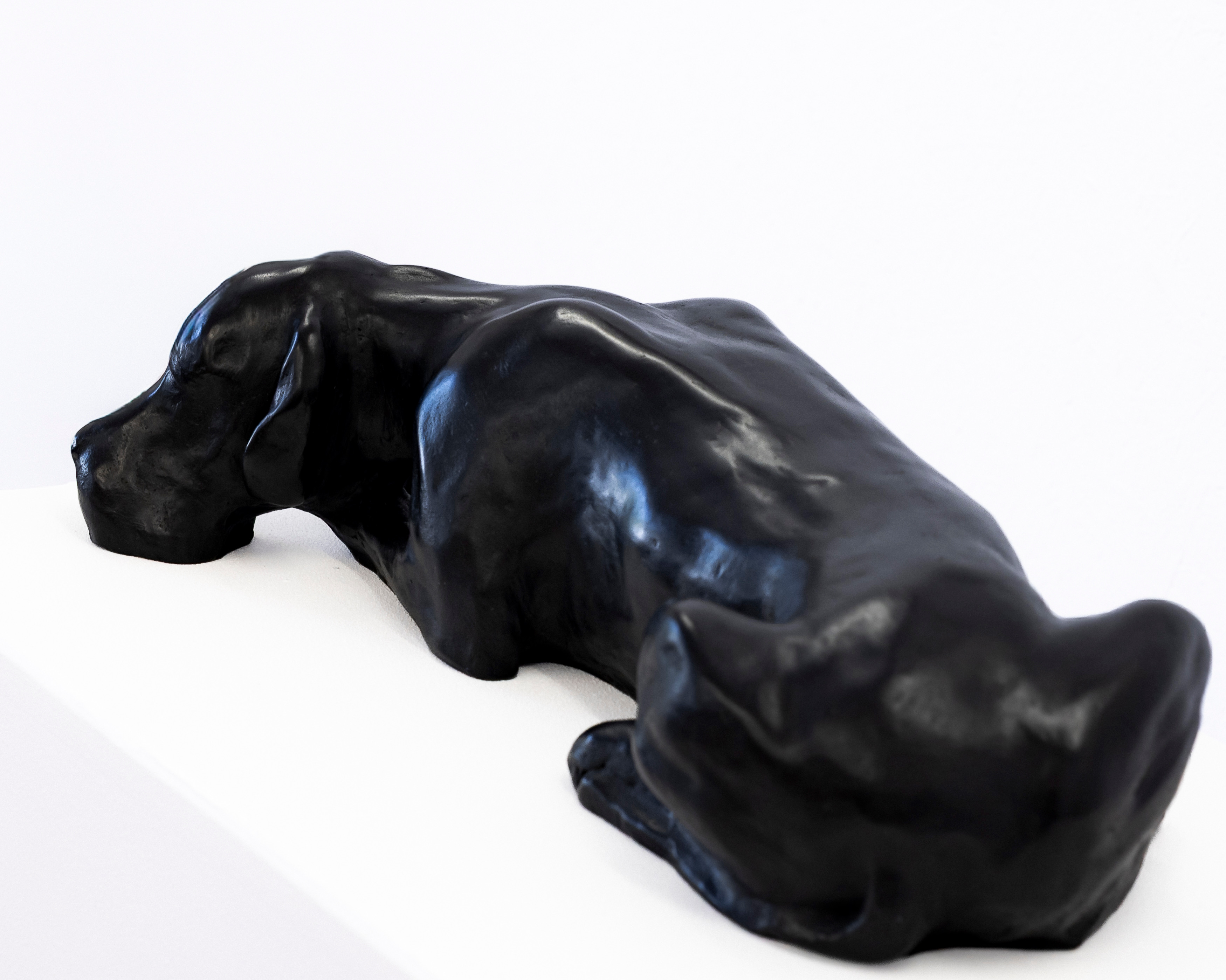 Sculpture Schlafender Hund by Susan Broy